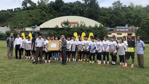 LĐBĐ Việt Nam trao tặng trang thiết bị cho CLB bóng đá nữ Sơn La